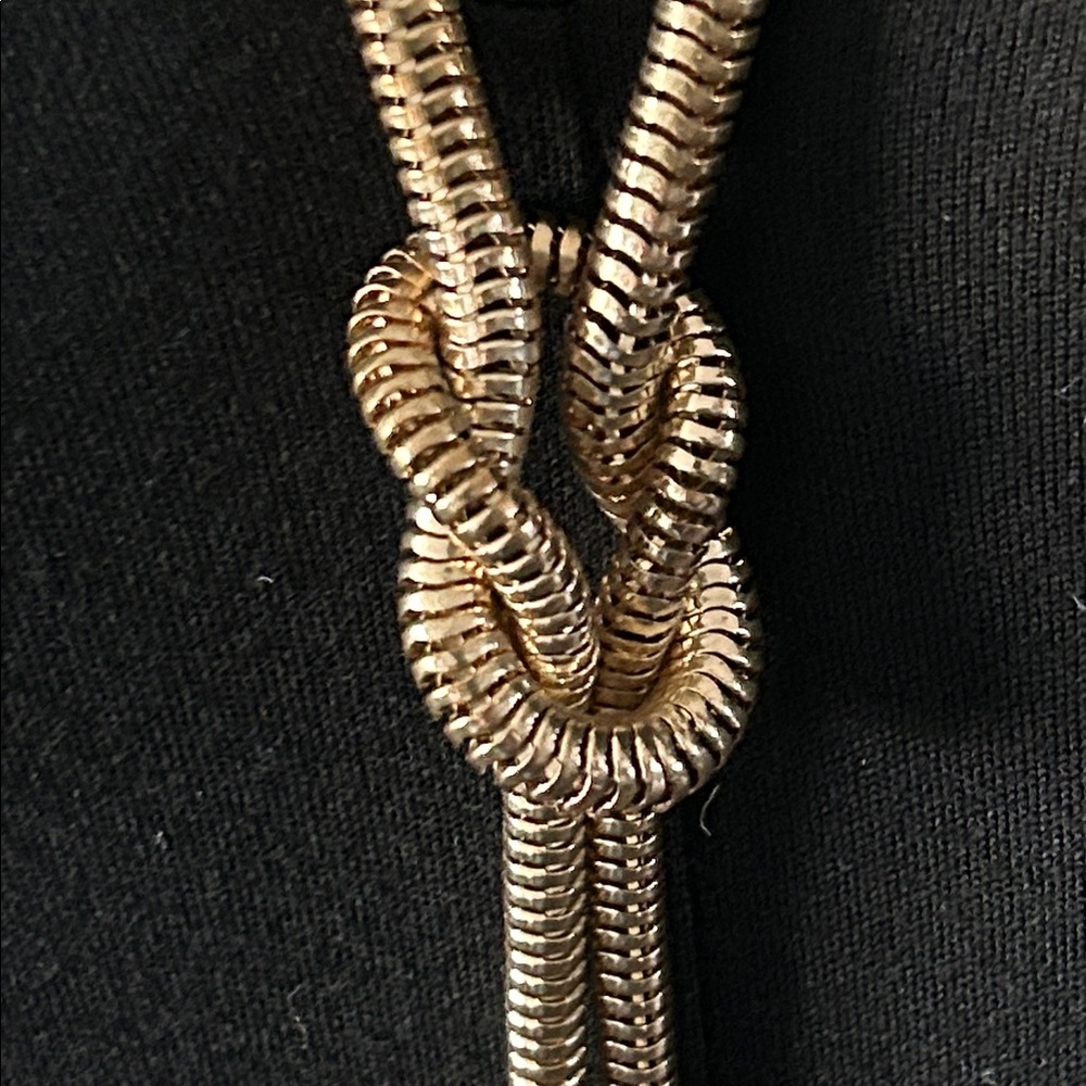 Chic Gold Knot & Tassel Necklace - Picture 4 of 6